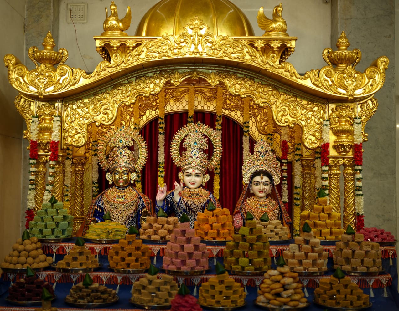 अक्षरधाम मंदिर जयपुर में गोवर्धन पूजा कर मनाया गया भव्य अन्नकूट महोत्सव अक्षरधाम मंदिर जयपुर में गोवर्धन पूजा कर मनाया गया भव्य अन्नकूट महोत्सव