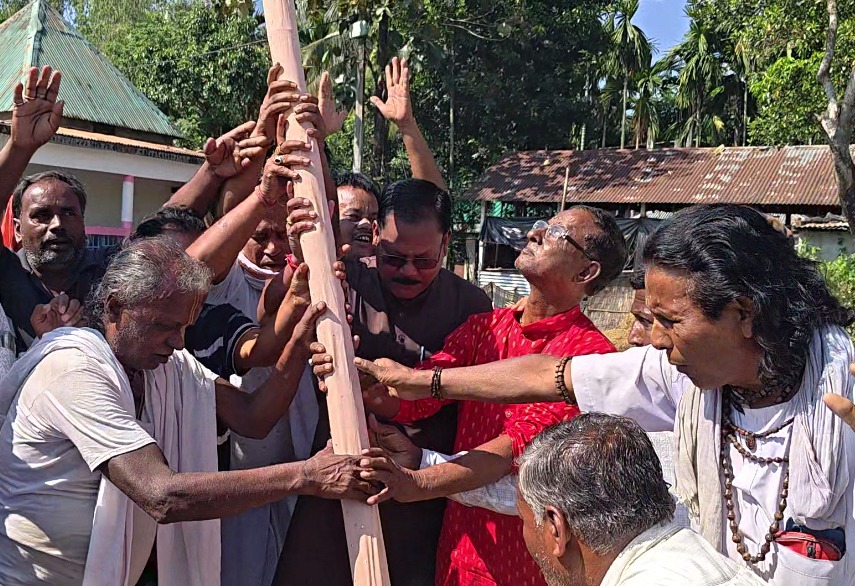 रास मेला का खूंटी पूजा करते राजगंज विधायक खगेश्वर राय रास मेला का खूंटी पूजा करते राजगंज विधायक खगेश्वर राय