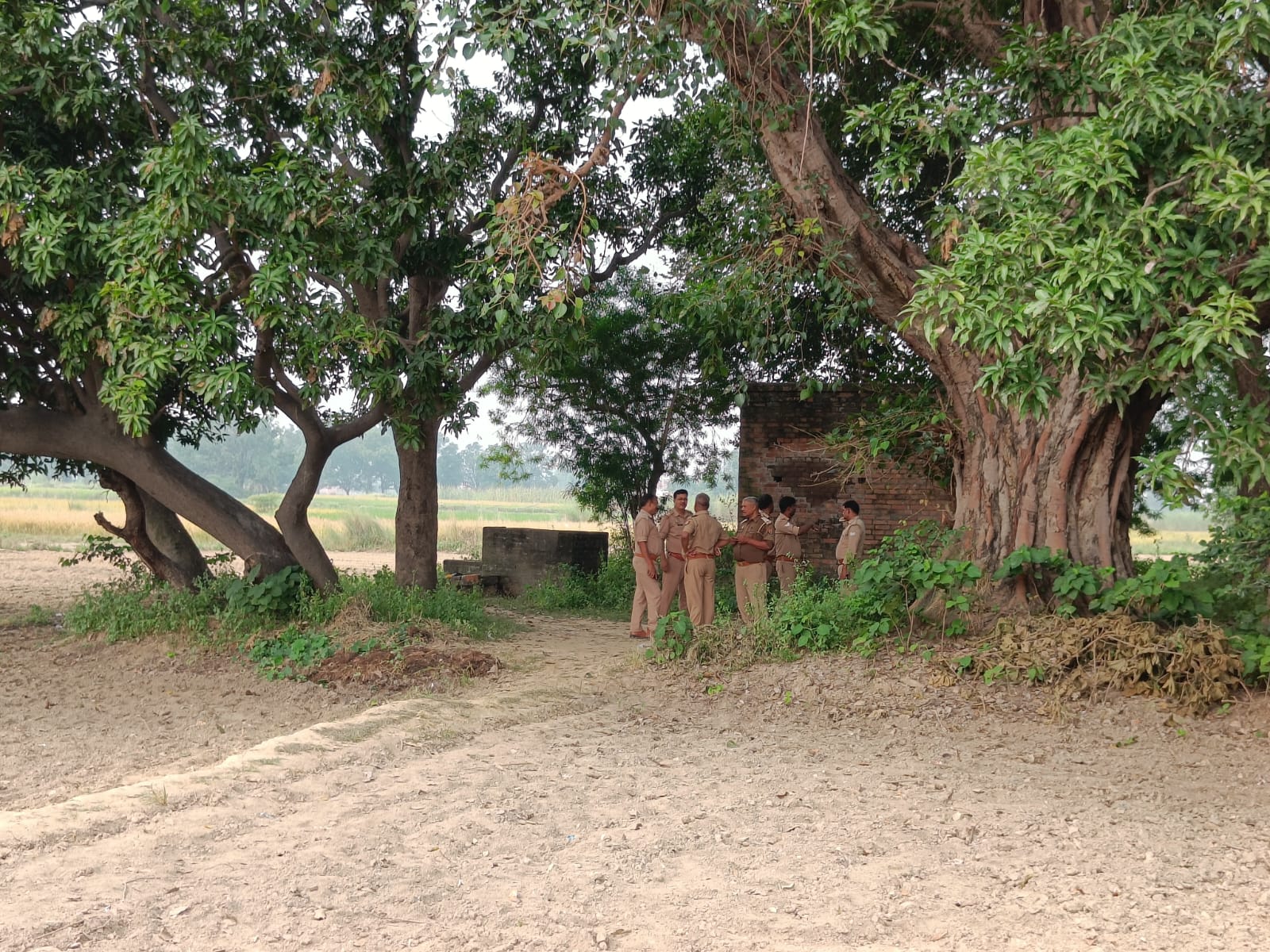 घटना स्थल पर जांच पड़ताल करती हुई पुलिस