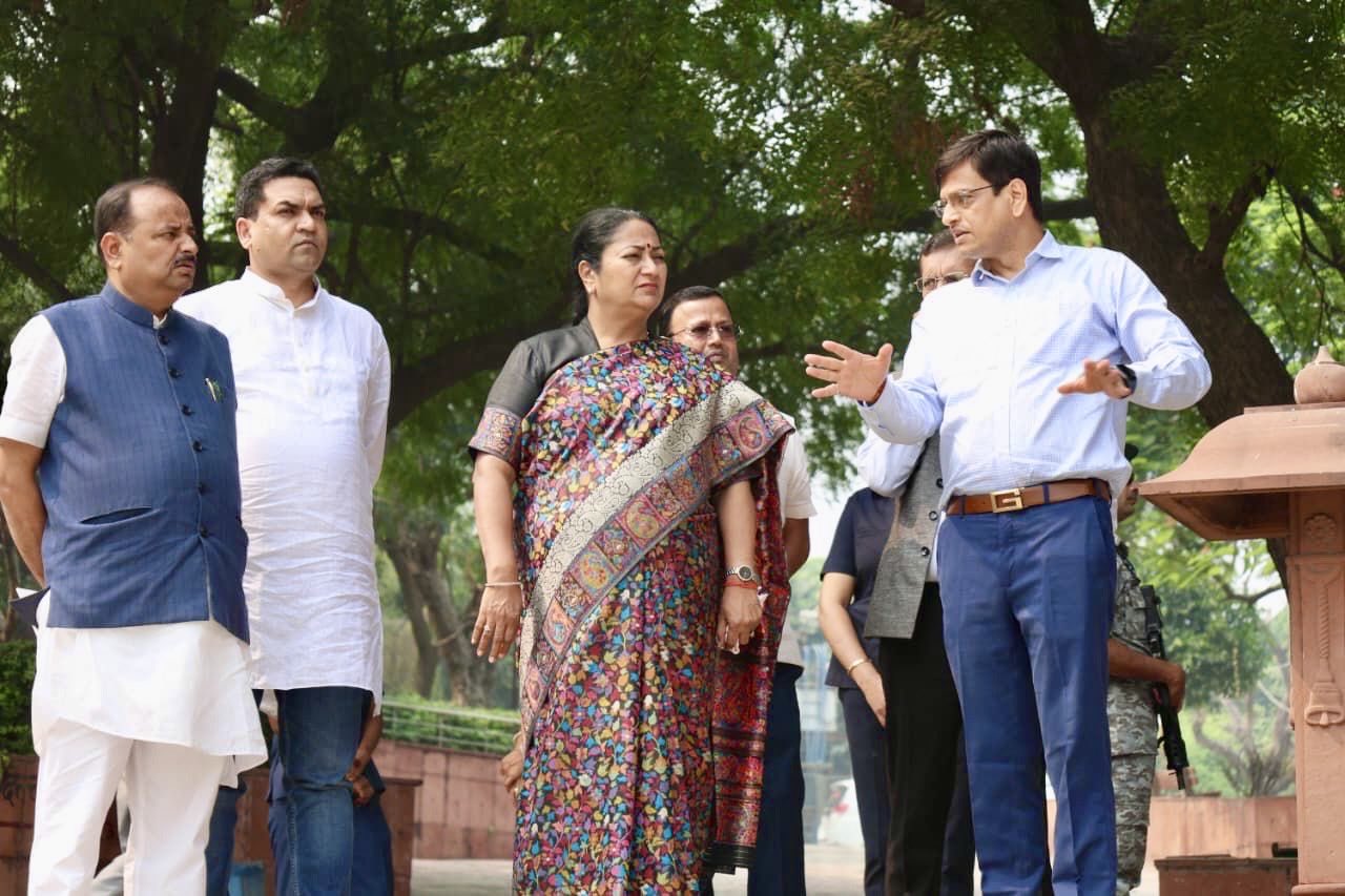 छठ महापर्व की तैयारियों की समीक्षा के लिए बुधवार को सूर घाट का दौरा करती मुख्यमंत्री रेखा गुप्ता छठ महापर्व की तैयारियों की समीक्षा के लिए बुधवार को सूर घाट का दौरा करती मुख्यमंत्री रेखा गुप्ता