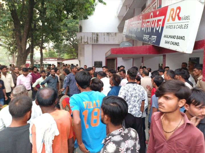 एटा में ग्रामीण पूर्व प्रधान की हत्यापूर्व प्रधान की हत्या एटा में ग्रामीण पूर्व प्रधान की हत्यापूर्व प्रधान की हत्या