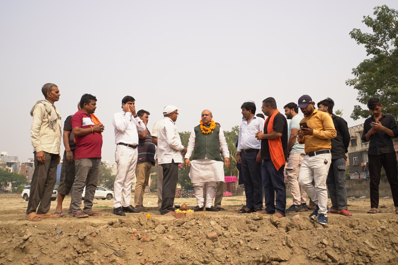 रोहिणी सेक्टर-7 स्थित छठ घाट का निरीक्षण  करते  दिल्ली विधानसभा के अध्यक्ष विजेंद्र गु्प्ता