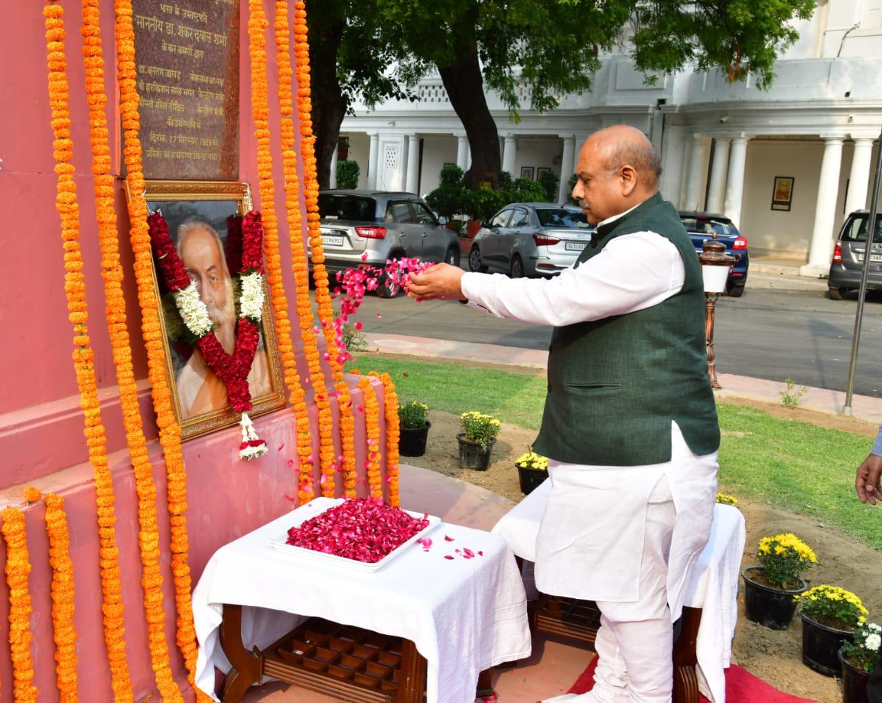 दिल्ली विधान सभा परिसर में भारत के प्रथम केंद्रीय विधान सभा अध्यक्ष वीर विठ्ठलभाई झवेरीभाई पटेल को भावभीनी श्रद्धांजलि अर्पित करते अध्यक्ष विजेंद्र गुप्ता दिल्ली विधान सभा परिसर में भारत के प्रथम केंद्रीय विधान सभा अध्यक्ष वीर विठ्ठलभाई झवेरीभाई पटेल को भावभीनी श्रद्धांजलि अर्पित करते अध्यक्ष विजेंद्र गुप्ता