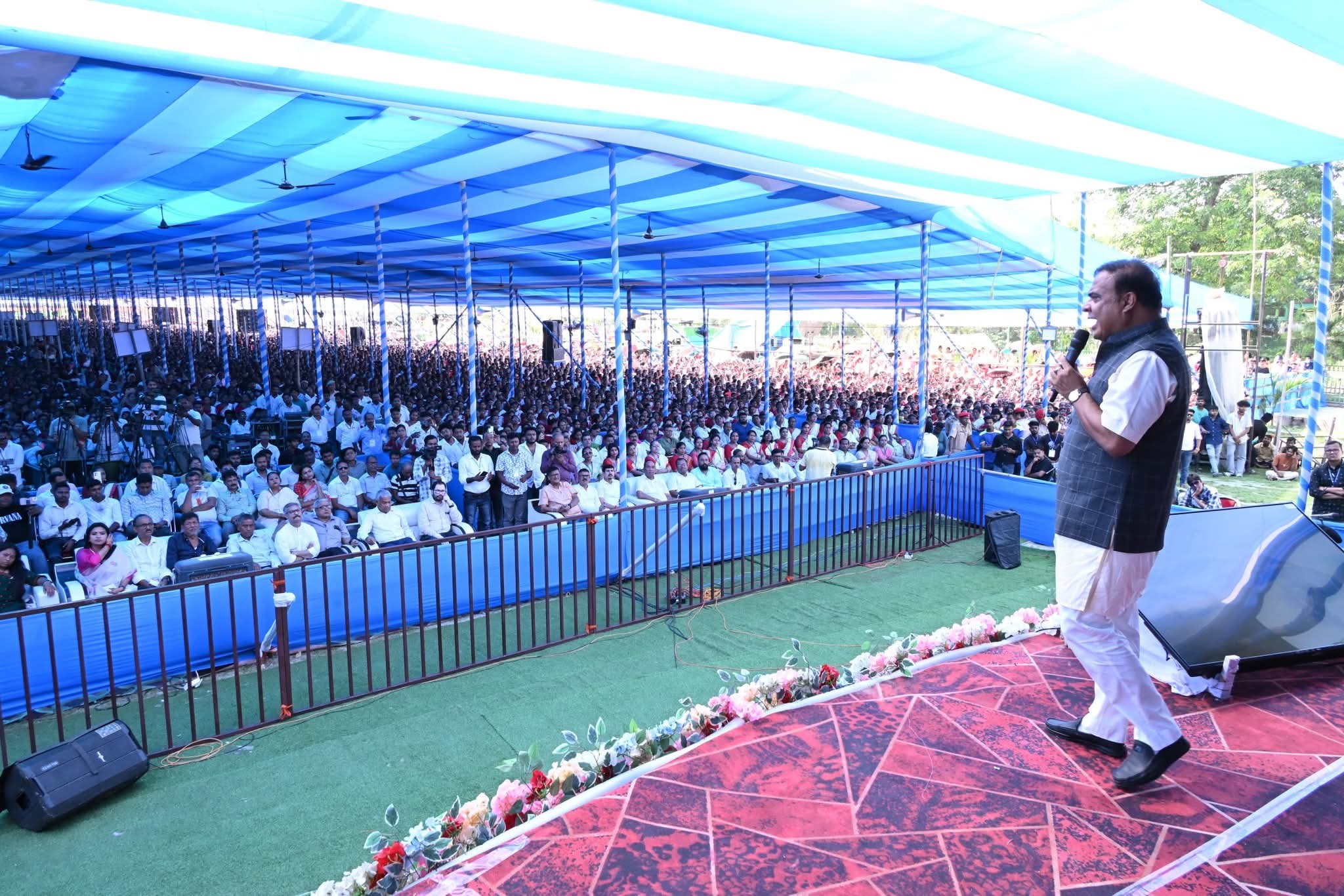 Image of the Assam CM Dr Himanta Biswa Sarma distributing seed fund to over 26,000 women entrepreneurs under ‘MMUA’.