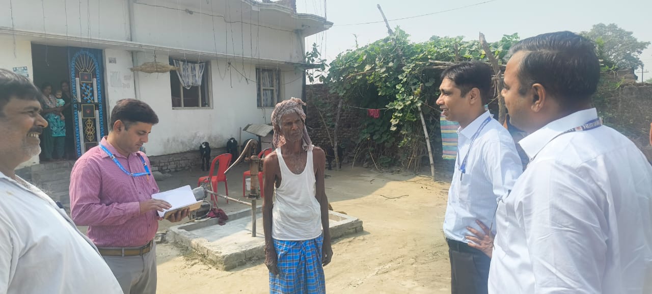 निरीक्षण करते