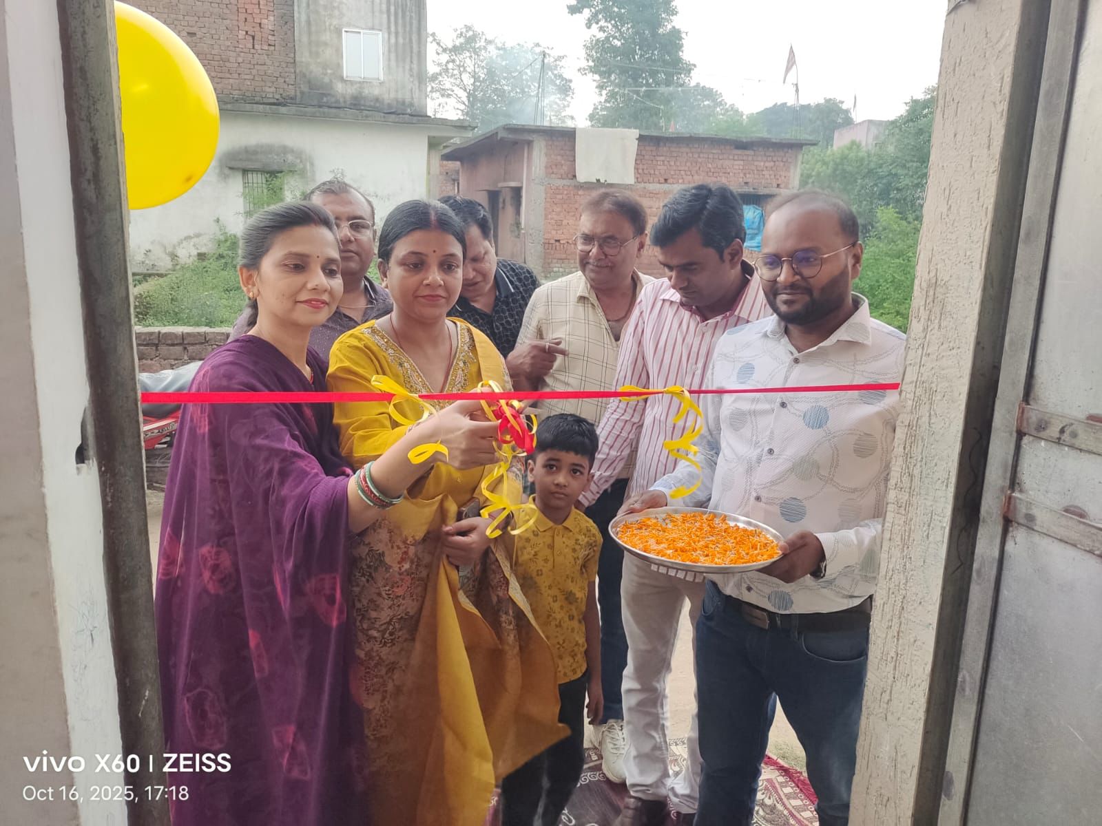 केंद्र का उद्घाटन करते अतिथि केंद्र का उद्घाटन करते अतिथि