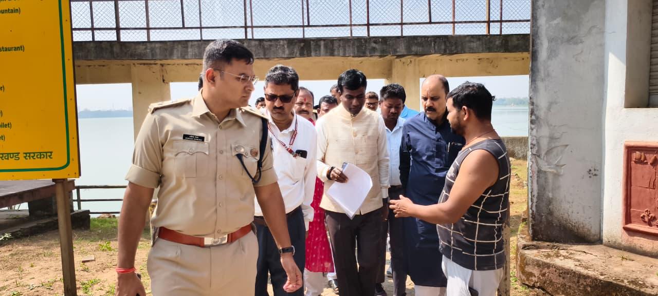 छठ घाटों का निरीक्षण करते उपायुक्त छठ घाटों का निरीक्षण करते उपायुक्त