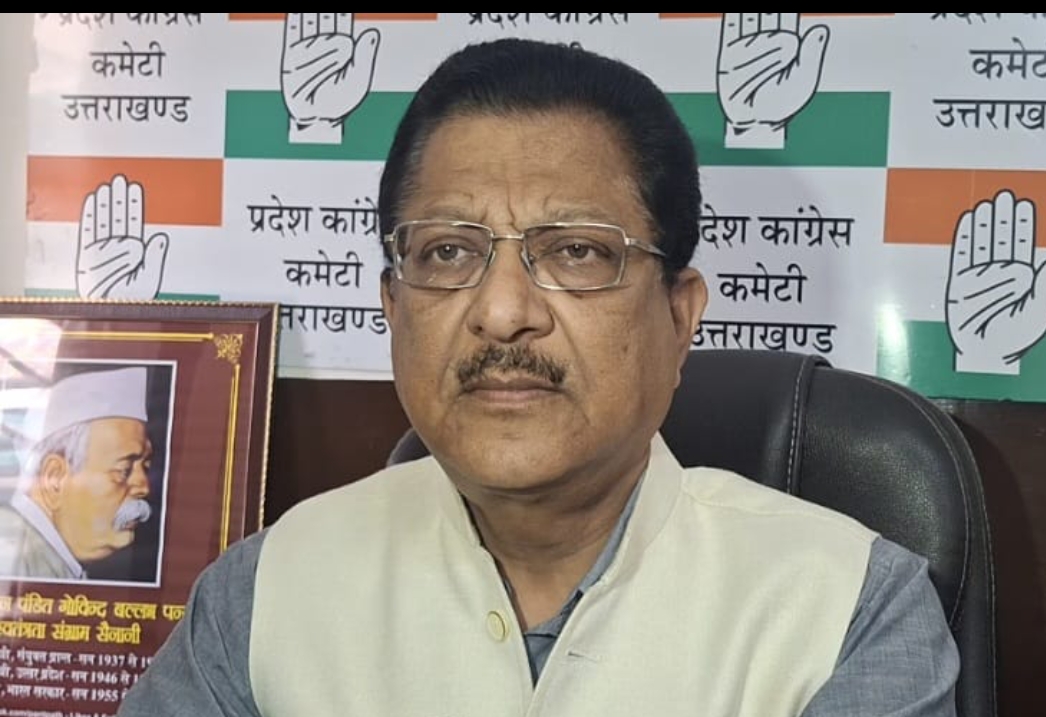 कांग्रेस प्रदेश उपाध्यक्ष सूर्यकांत  धस्माना पत्रकारों से बातचीत करते।