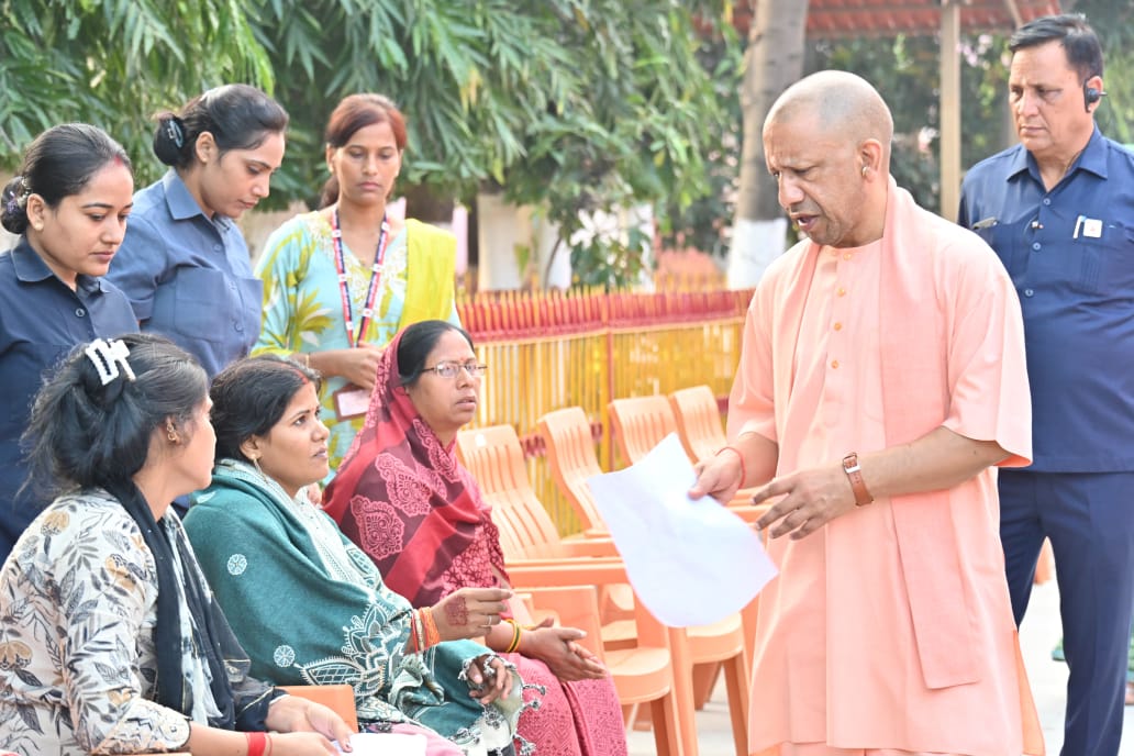 *जनता दर्शन में 300 लोगों की समस्याएं सुनीं सीएम योगी आदित्यनाथ ने* *जनता दर्शन में 300 लोगों की समस्याएं सुनीं सीएम योगी आदित्यनाथ ने*
