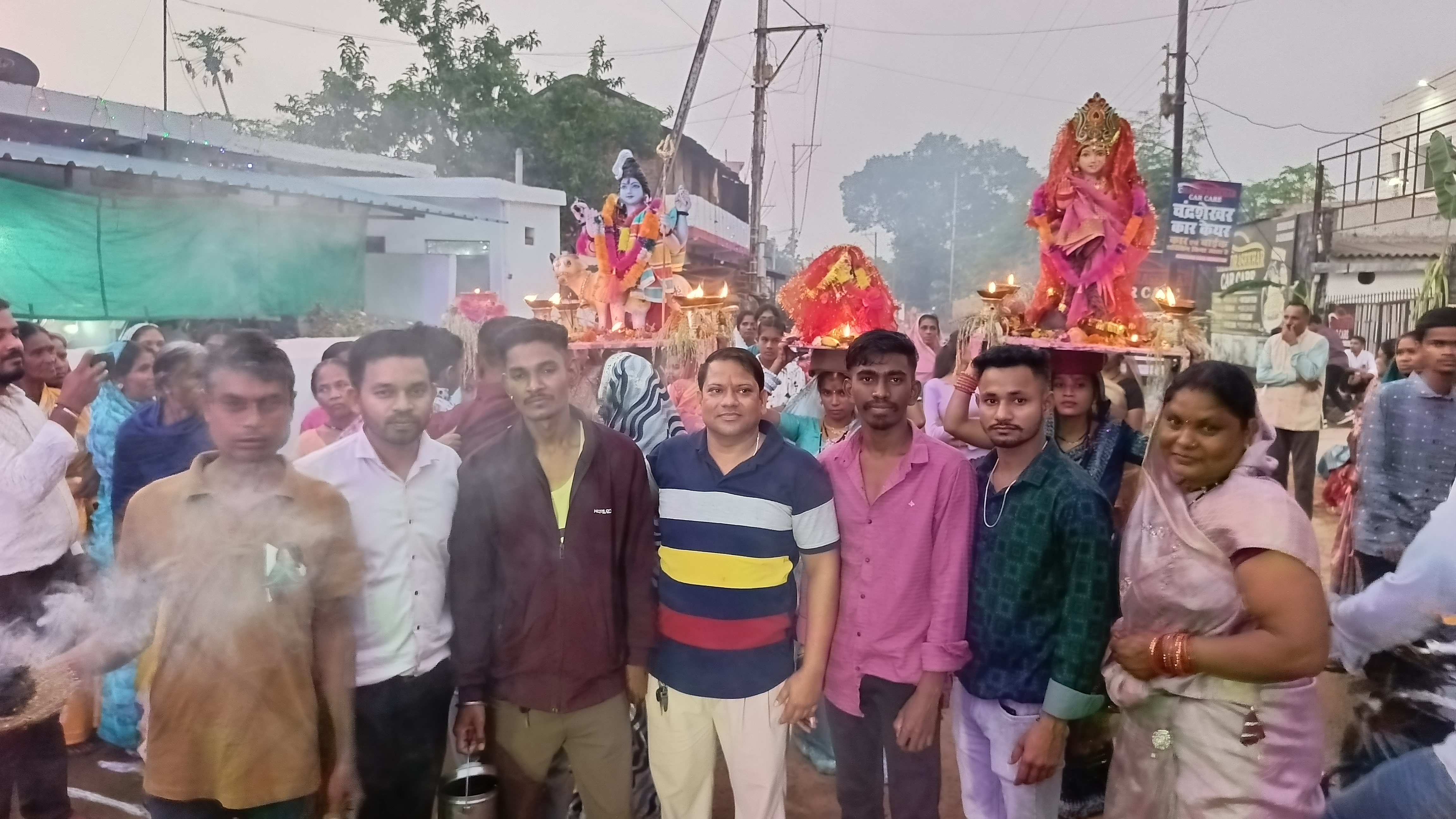 समूह में खड़े हुए गौरा गौरी उत्सव समिति के सदस्य। समूह में खड़े हुए गौरा गौरी उत्सव समिति के सदस्य।