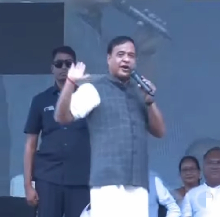 असम के नगांव में जनसभा को संबोधित करते हुए असम के मुख्यमंत्री डॉ हिमंत बिस्व सरमा।