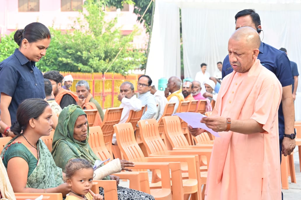 *जनता दर्शन में 300 लोगों की समस्याएं सुनीं सीएम योगी आदित्यनाथ ने* *जनता दर्शन में 300 लोगों की समस्याएं सुनीं सीएम योगी आदित्यनाथ ने*