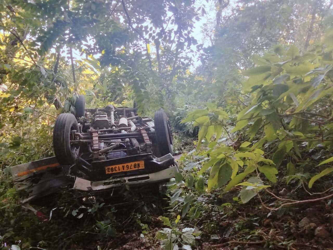 150 फीट नीचे खाई में गिरी वाहन