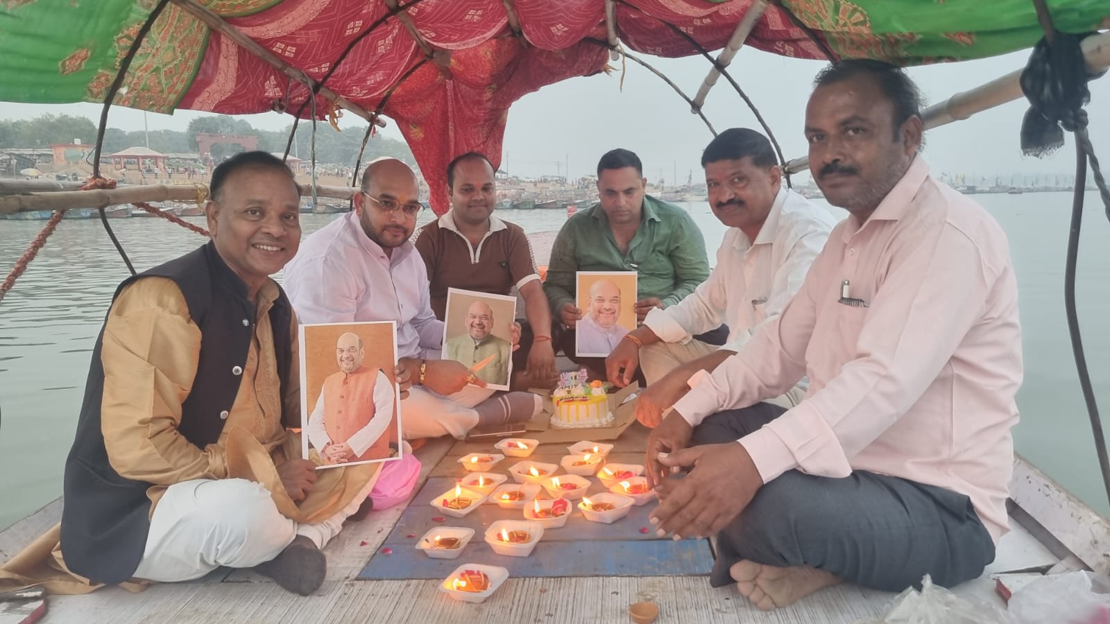 अमित शाह के जन्म दिन के मौके पर भाजपा कार्यकर्ताओं द्वारा संगम में दीपदान करने का छाया चित्र अमित शाह के जन्म दिन के मौके पर भाजपा कार्यकर्ताओं द्वारा संगम में दीपदान करने का छाया चित्र