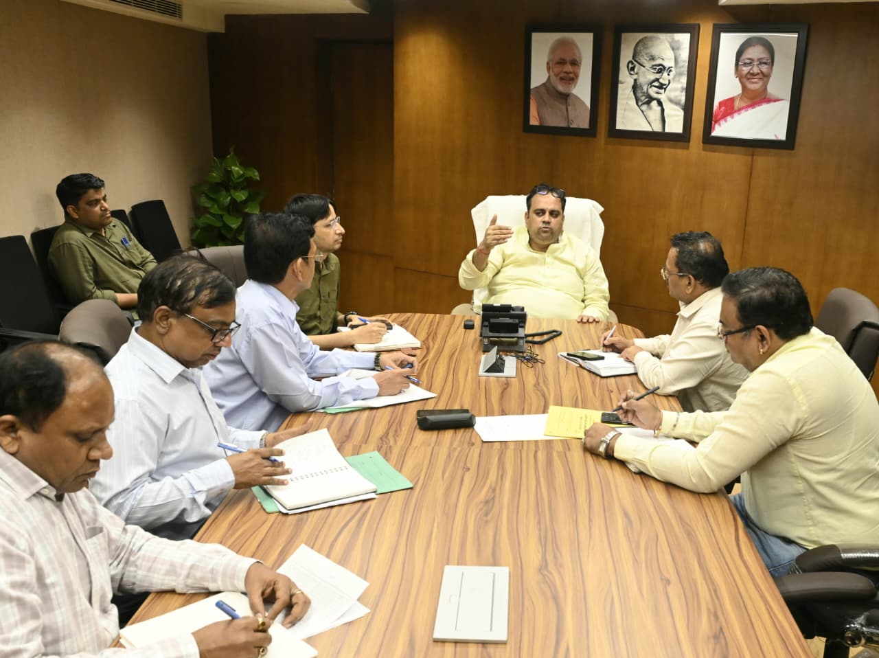 दिल्ली के स्वास्थ्य मंत्री डॉ. पंकज कुमार सिंह सोमवार को खाद्य सुरक्षा विभाग और दिल्ली सरकार के अधिकारियों के साथ बैठक  करते  हुए