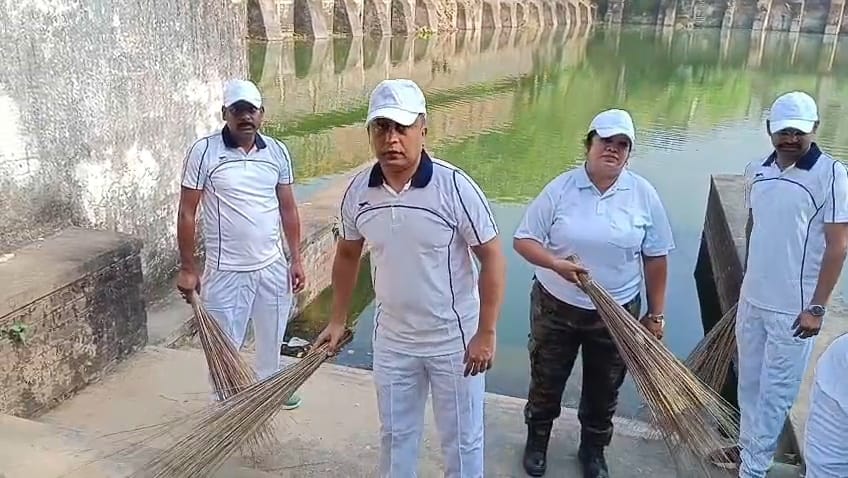 सफाई करते एसपी सफाई करते एसपी