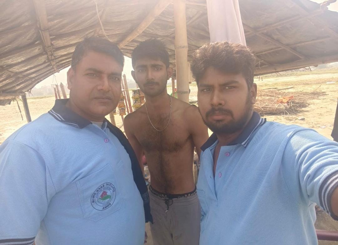 आपदा मित्रों के साथ युवक आपदा मित्रों के साथ युवक