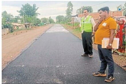 अधूरी सडक पर निरीक्षण करते अधिकारी अधूरी सडक पर निरीक्षण करते अधिकारी