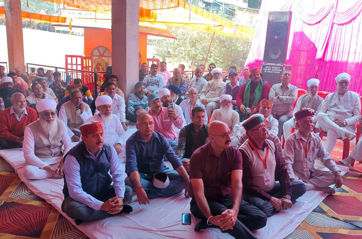 विश्वकर्मा मंदिर में मौजूद लोगों को संबोधित करते हुए अनिल शर्मा। विश्वकर्मा मंदिर में मौजूद लोगों को संबोधित करते हुए अनिल शर्मा।