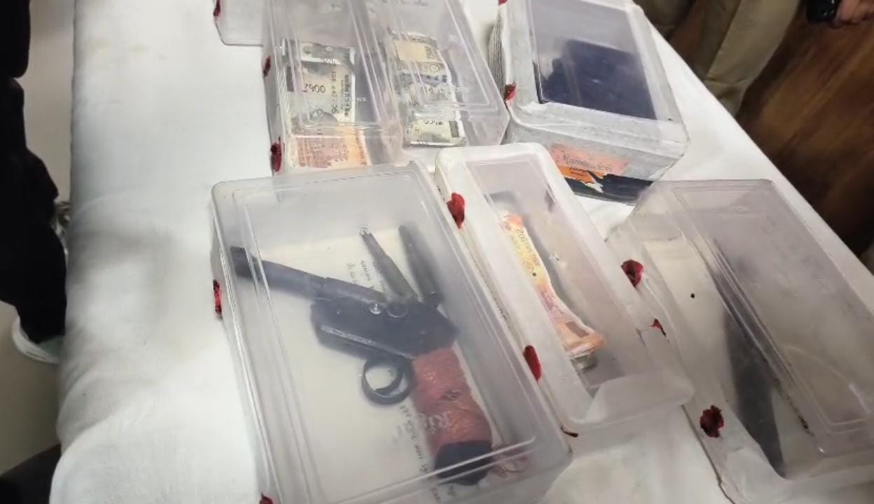 बरामद तंमचा व नकली नोट एवं अन्य सामान। बरामद तंमचा व नकली नोट एवं अन्य सामान।