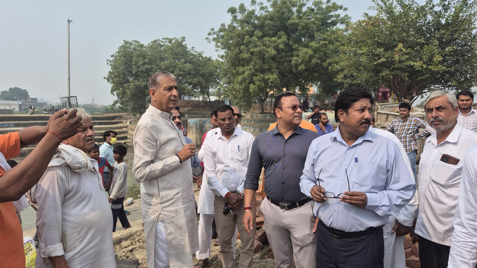 दिल्ली के उपमहापौर जयभगवान यादव छठ पूजा तैयारियों का निरीक्षण करते हुए।