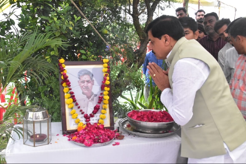 मुख्यमंत्री डॉ. मोहन यादव ने विदिशा जिले बल्लाखेड़ी में स्व. विशाल सिंह बघेल के चित्र पर पुष्पांजलि अर्पित की मुख्यमंत्री डॉ. मोहन यादव ने विदिशा जिले बल्लाखेड़ी में स्व. विशाल सिंह बघेल के चित्र पर पुष्पांजलि अर्पित की