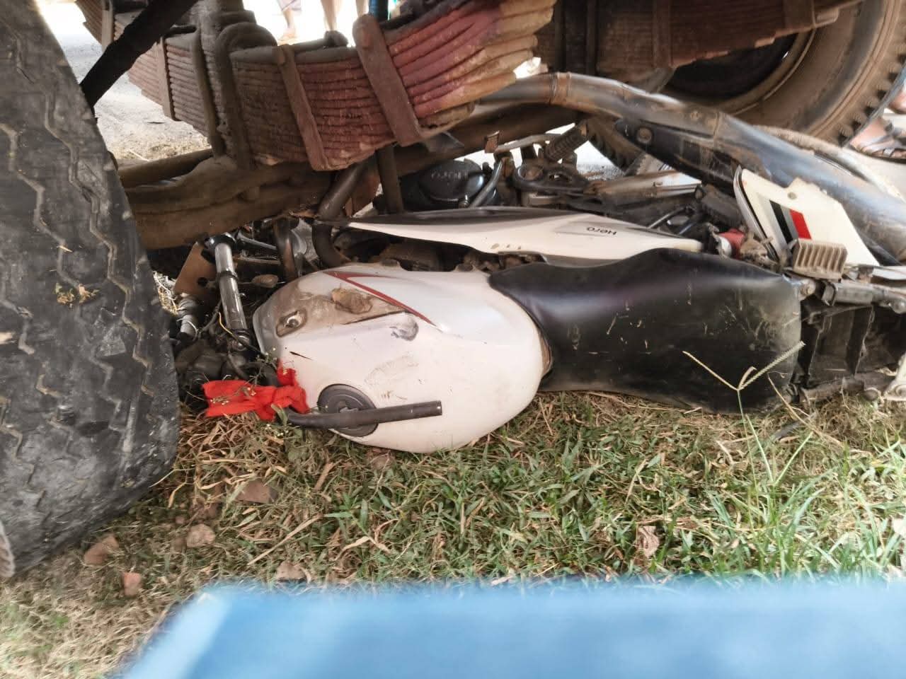 बांकुड़ा जिले के आधकाटा में भीषण सड़क हादसा बांकुड़ा जिले के आधकाटा में भीषण सड़क हादसा