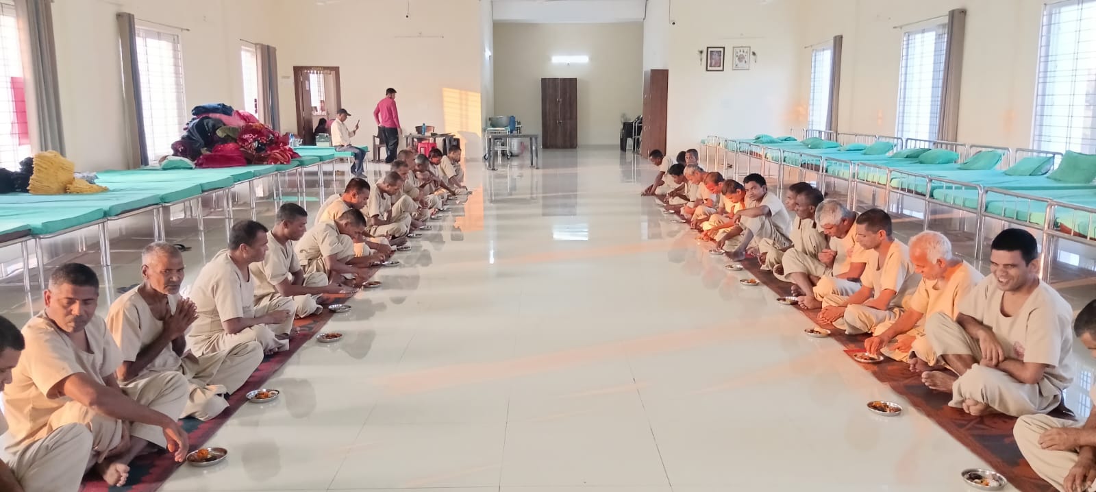 भोजन करते निराश्रित सदस्यगण भोजन करते निराश्रित सदस्यगण