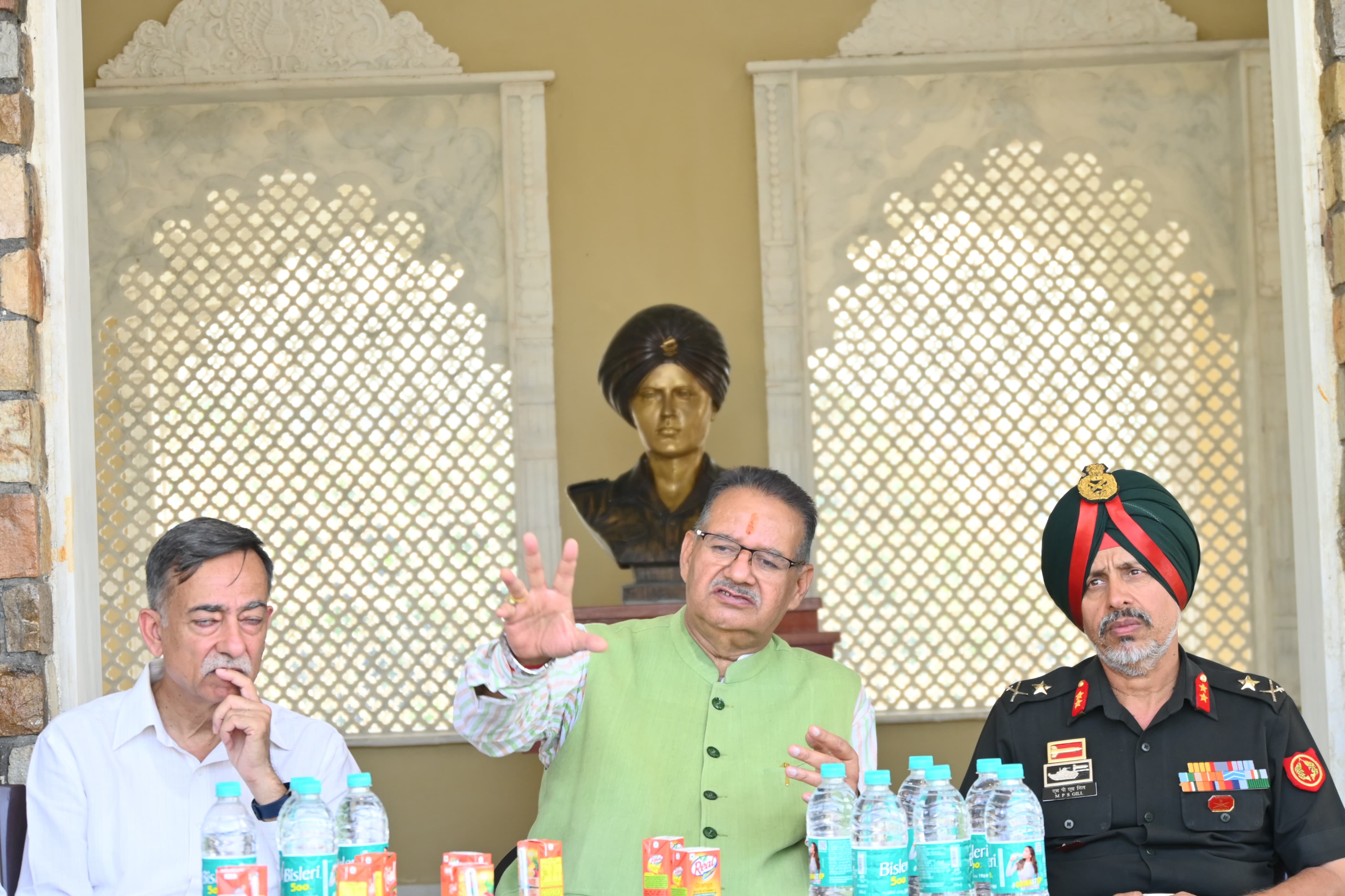 सैनिक कल्याण मंत्री गणेश जोशी पत्रकारों से बातचीत करते।