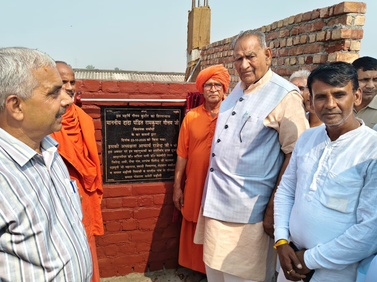 शिलान्यास करते हुए विधायक रामकुमार गौतम। शिलान्यास करते हुए विधायक रामकुमार गौतम।