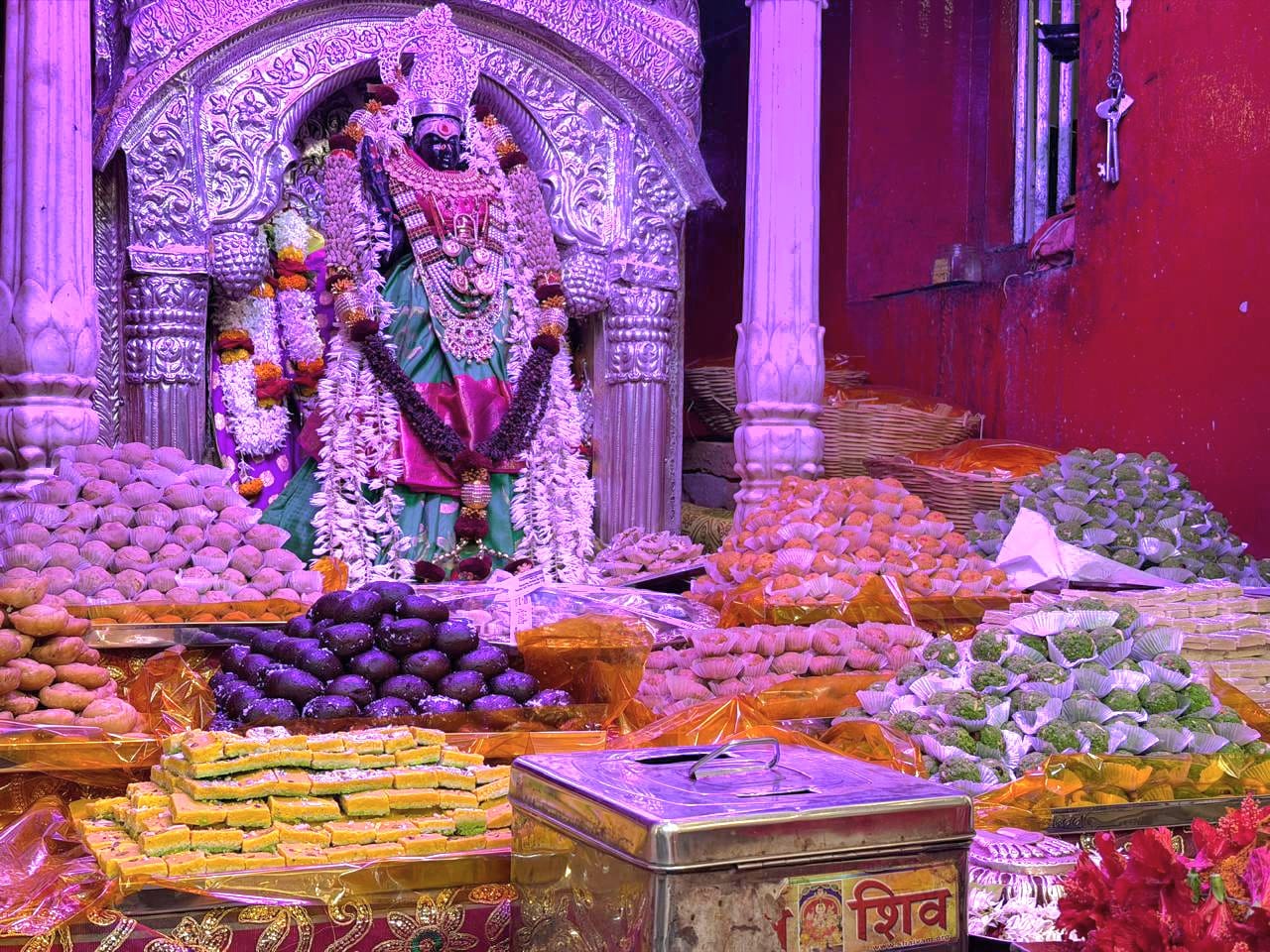 शक्तिपीठ विशालाक्षी के दरबार में अन्नकूट श्रृंगार शक्तिपीठ विशालाक्षी के दरबार में अन्नकूट श्रृंगार