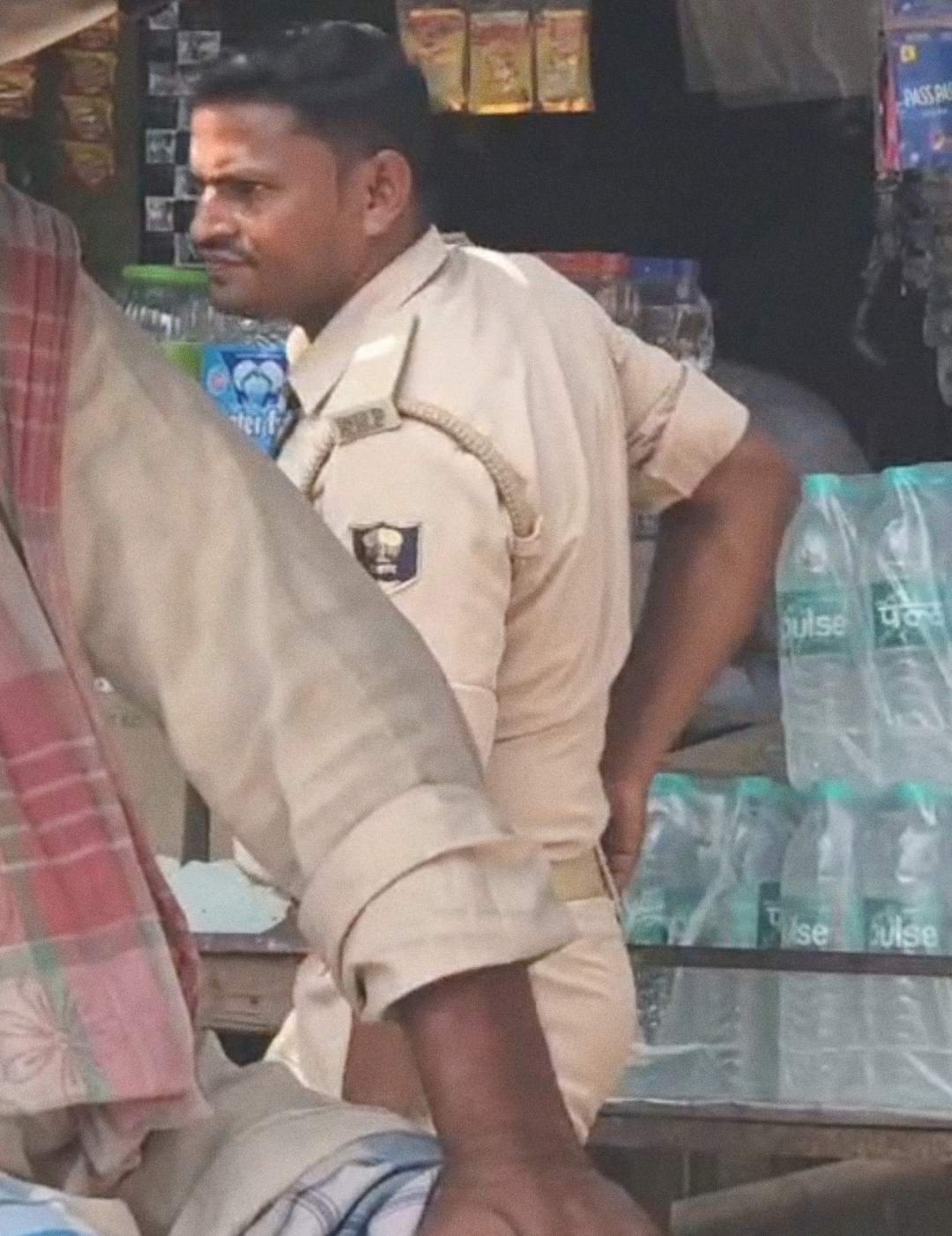 अररिया फोटो:ट्रक चालक से अवैध वसूली का सिपाही का वीडियो वायरल अररिया फोटो:ट्रक चालक से अवैध वसूली का सिपाही का वीडियो वायरल