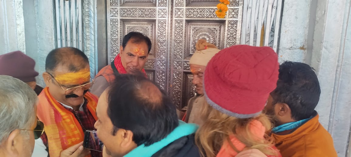 मंदिर के कपाट बंद करते हुए मंदिर के कपाट बंद करते हुए