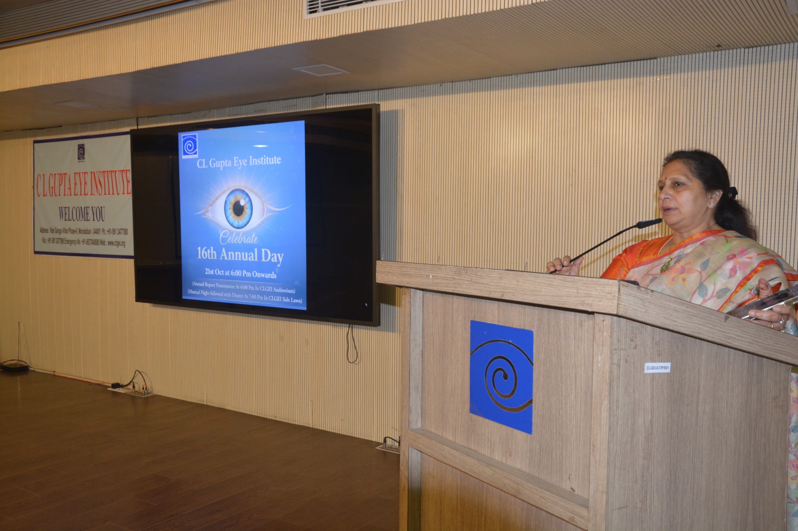 सीएल गुप्ता आई इंस्टीट्यूट के वार्षिकोत्सव पर संबोधित करती ट्रस्टी शिखा गुप्ता ।