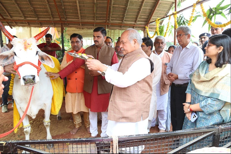 आदर्श गौ-शाला लाल टिपारा में भव्य कार्यक्रम में 108 टन गोबर से निर्मित गोवर्धन भगवान का हुआ पूजन आदर्श गौ-शाला लाल टिपारा में भव्य कार्यक्रम में 108 टन गोबर से निर्मित गोवर्धन भगवान का हुआ पूजन