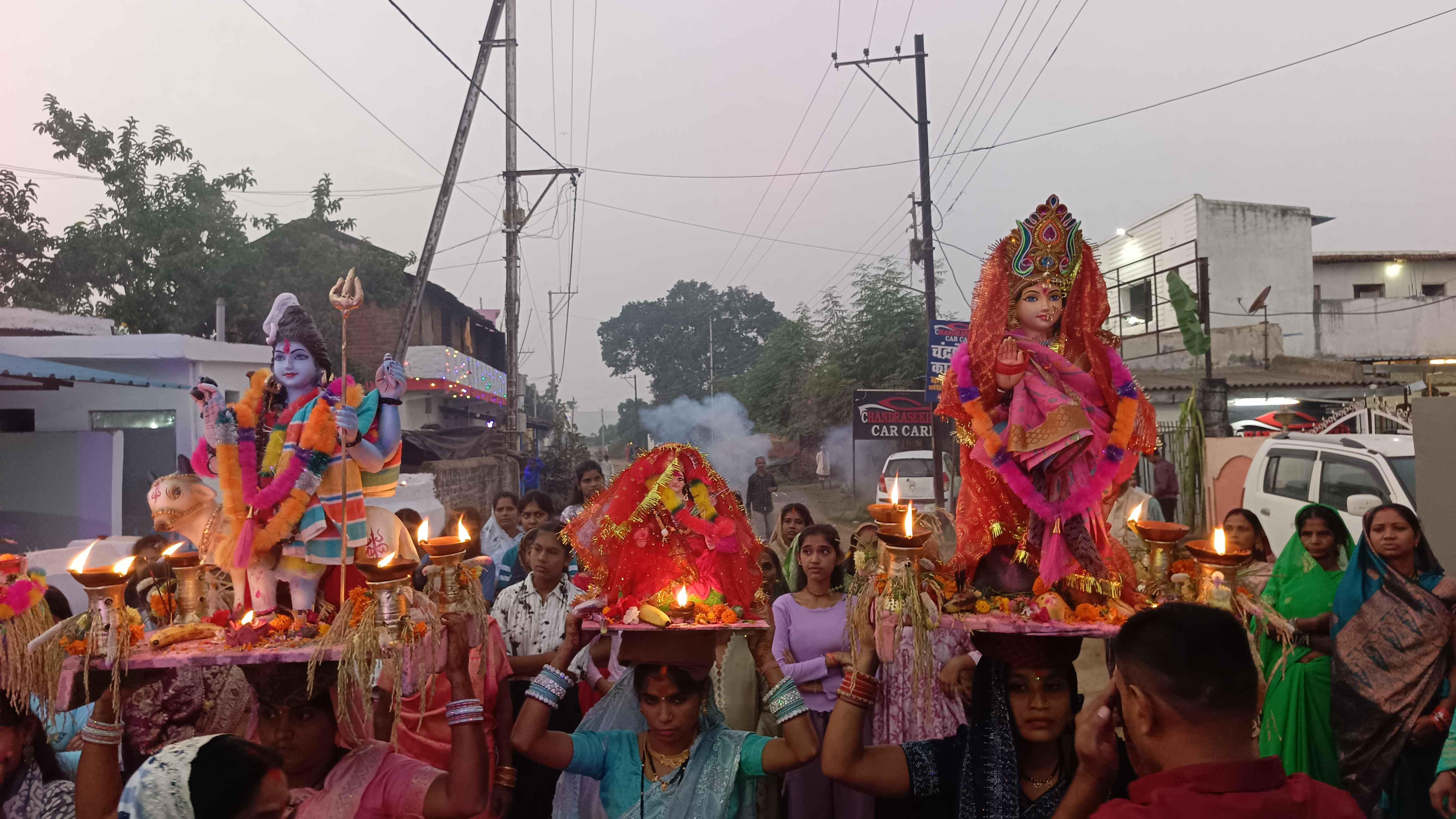 शहर के गोकुलपुर और सोरिद वार्ड में निकाली गई शोभायात्रा। शहर के गोकुलपुर और सोरिद वार्ड में निकाली गई शोभायात्रा।