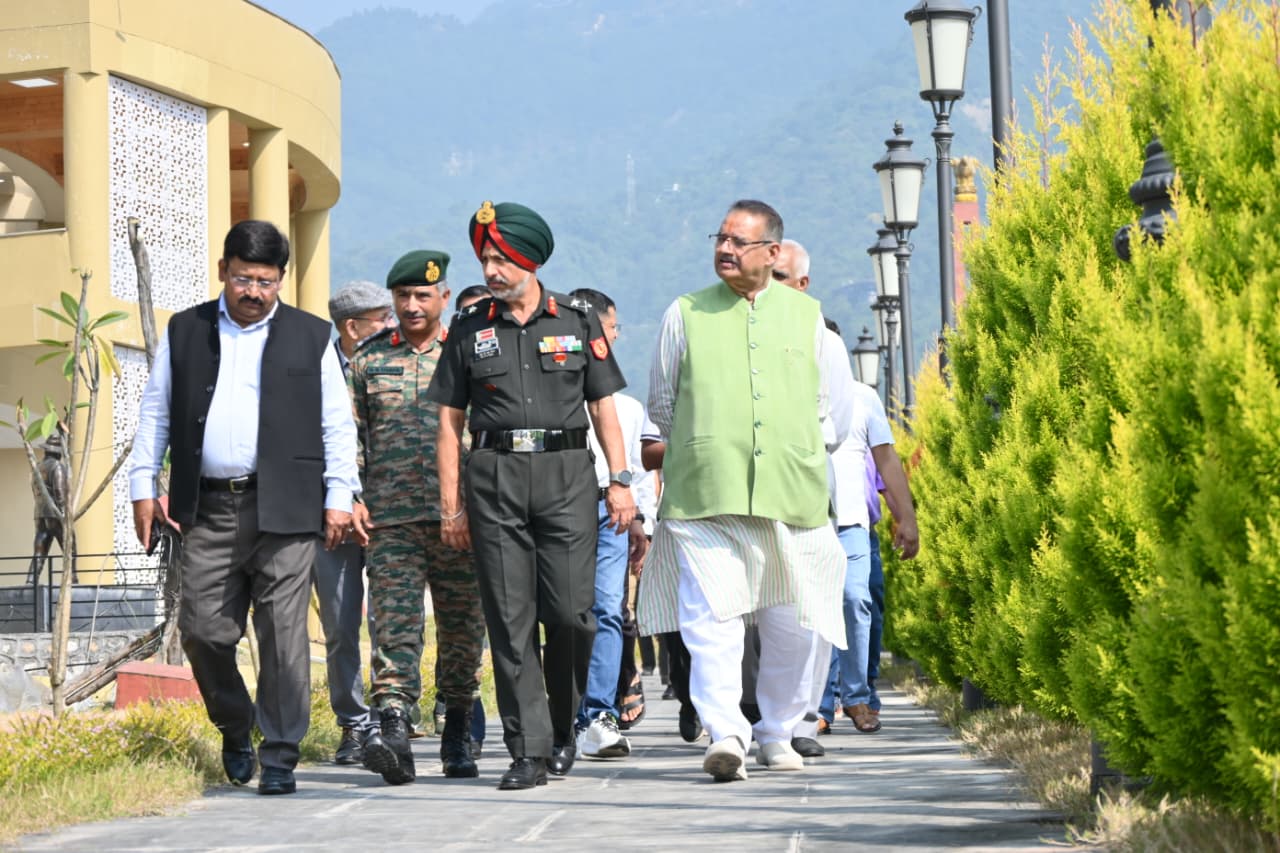 सैनिक कल्याण मंत्री गणेश जोशी  देहरादून के गुनियालगांव स्थित निर्माणाधीन सैन्यधाम  का निरीक्षण करते।