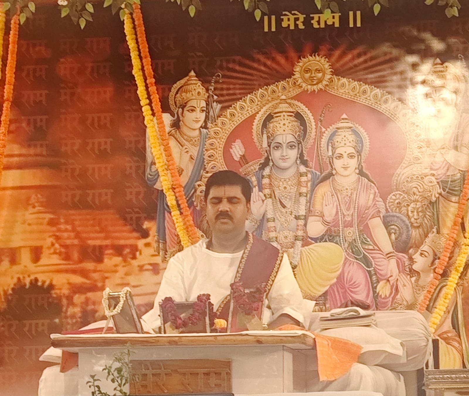 राजन जी महराज कथा करतेभुए