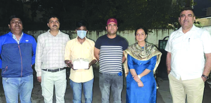 पुलिस गिरफ्त में आरोपित पुलिस गिरफ्त में आरोपित