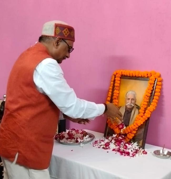 श्रद्धांजलि अर्पित करते पीएन द्विवेदी श्रद्धांजलि अर्पित करते पीएन द्विवेदी