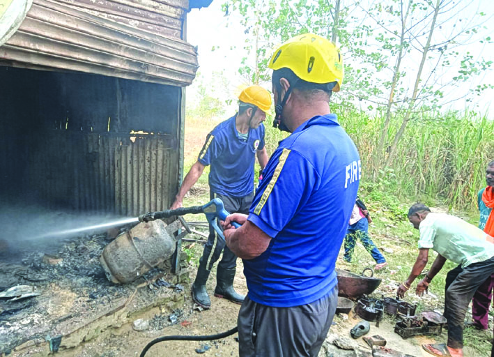 आग बुझाते दमकल कर्मी आग बुझाते दमकल कर्मी