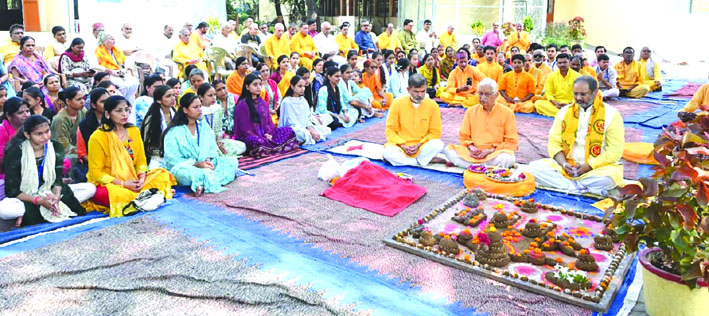 गोवर्धन पूजन करते हुए गोवर्धन पूजन करते हुए
