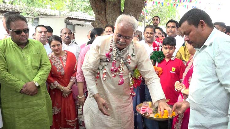 पूर्व मुख्यमंत्री भूपेश के निवास में गाेवर्धन पूजा कार्यक्रम का आयोजन पूर्व मुख्यमंत्री भूपेश के निवास में गाेवर्धन पूजा कार्यक्रम का आयोजन