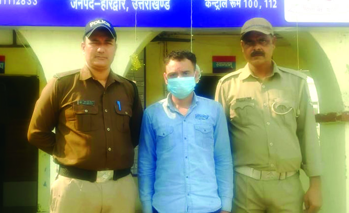 पुलिस गिरफ्त में आरोपित पुलिस गिरफ्त में आरोपित
