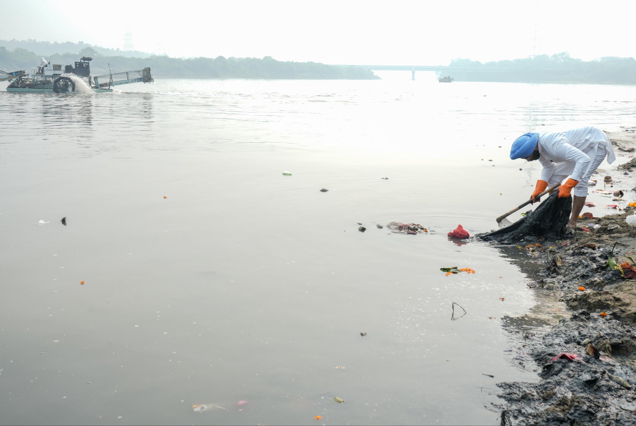 आईटीओ स्थित हाथी घाट  पर बुधवार को सफाई करते मंत्री मनजिंदर सिंह सिरसा