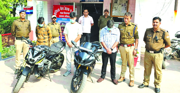 पुलिस गिरफ्त में आरोपित पुलिस गिरफ्त में आरोपित