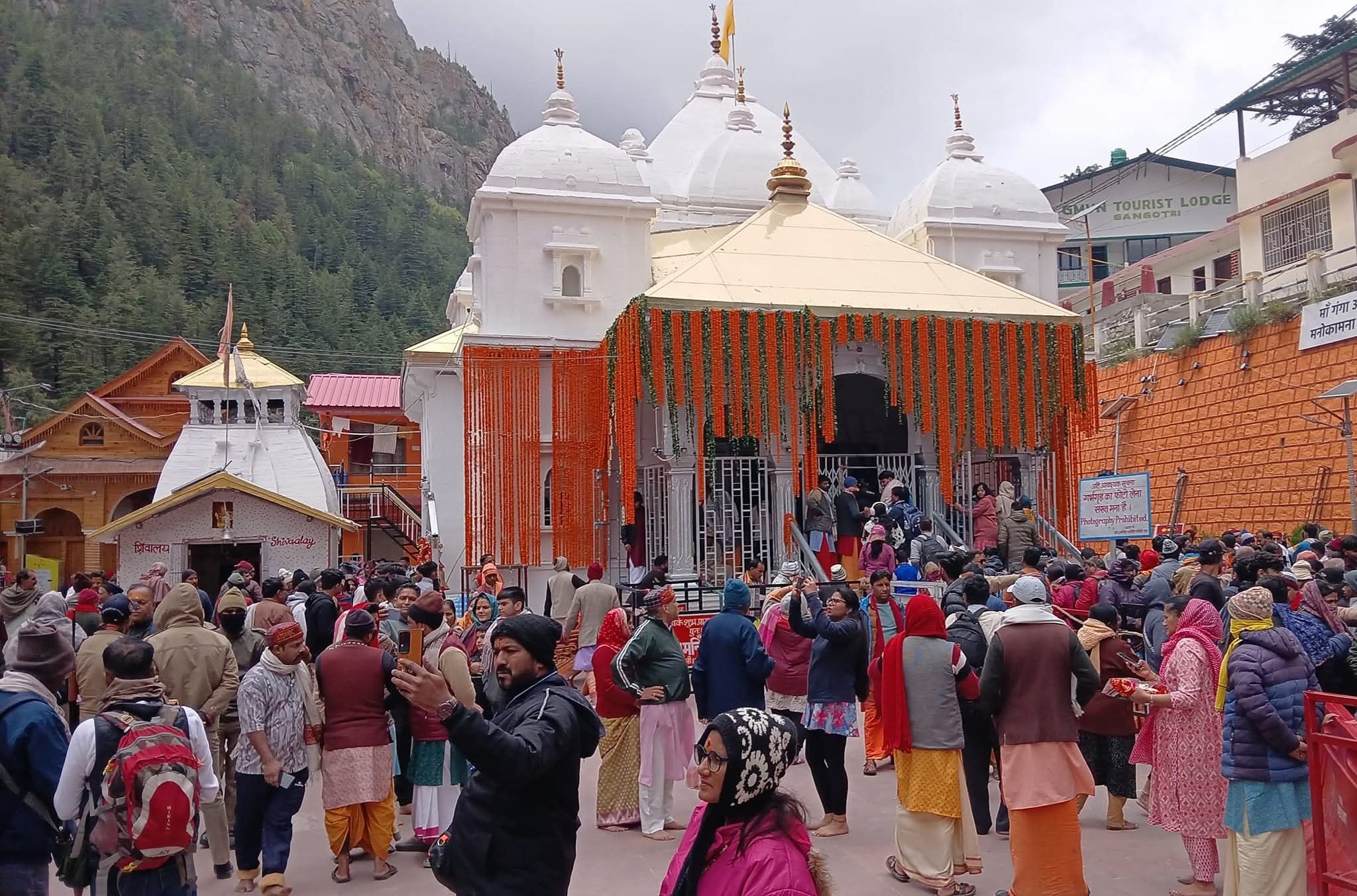 गंगोत्री धाम में कपाट बंद होने की प्रक्रिया शुरू, श्रद्धालुओं मां गंगा जी की आराधना करते हुए गंगोत्री धाम में कपाट बंद होने की प्रक्रिया शुरू, श्रद्धालुओं मां गंगा जी की आराधना करते हुए
