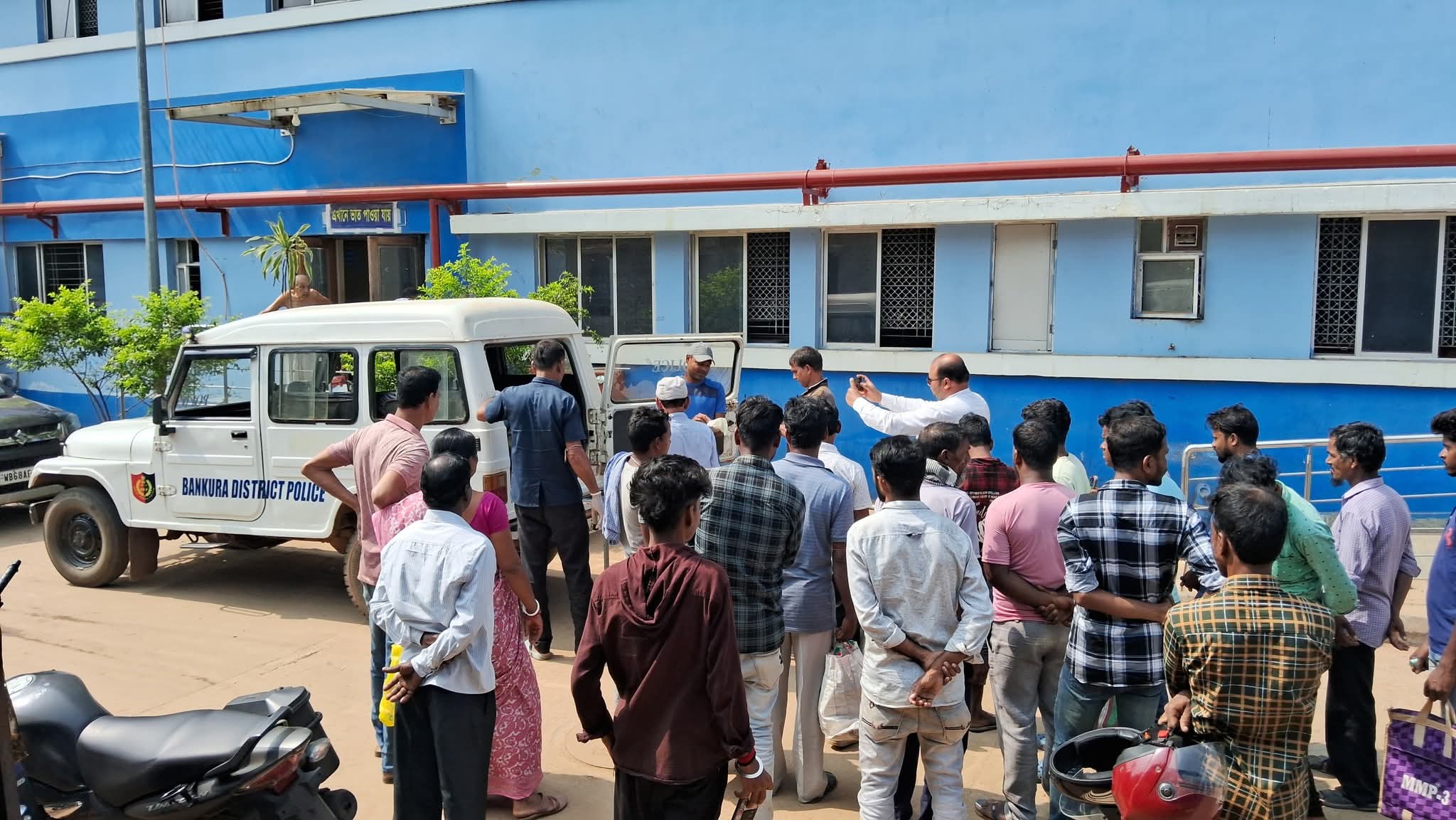 बांकुड़ा जिले के आधकाटा में भीषण सड़क हादसा, एक युवक की मौत बांकुड़ा जिले के आधकाटा में भीषण सड़क हादसा, एक युवक की मौत