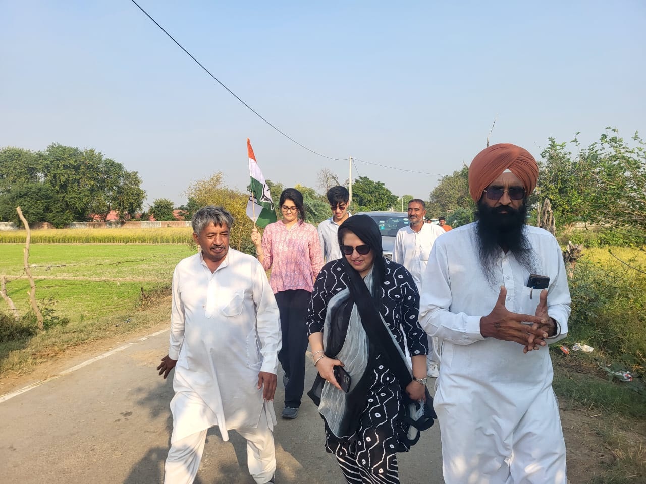 सदभाव पैदल यात्रा में साथ चलते हुए बृजेंद्र सिंह की पत्नी जसमीत कौर, बेटी कुदरत सिंह, समरवीर सिंह। सदभाव पैदल यात्रा में साथ चलते हुए बृजेंद्र सिंह की पत्नी जसमीत कौर, बेटी कुदरत सिंह, समरवीर सिंह।