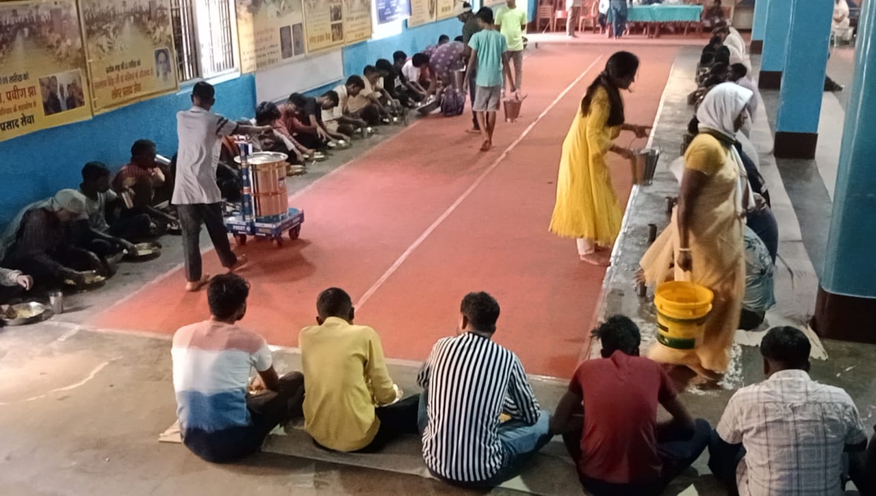 भोजन परोसते लोग भोजन परोसते लोग